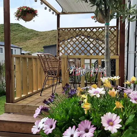 Luxe Chalet Met Gezellige Veranda 400 Meter Van Zee Kemping